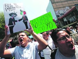 Estudiantes del movimiento “#YoSoy132” marchan a Secretaría de Gobernación. Sus posturas las manifiestan en las pancartas.  REUTERS  /