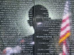 La sombra del Barack Obama se funde en el grabado con nombres de militares estadounidenses fallecidos en la guerra de Vietnam . REUTERS  /