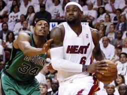 El jugador del Miami Heat LeBron James (6) burla a Paul Pierce del Boston durante el partido en el que LeBron anotó 32 puntos. AP  /