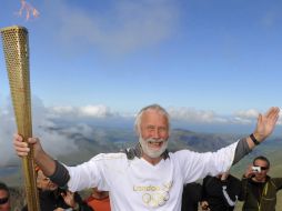 El alpinista británico Chris Bonington, de 77 años, se encargó de llevar la antorcha a la cumbre. REUTERS  /