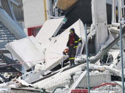 Varios bomberos buscan personas desaparecidas entre los restos de la fábrica Haemotronic, en Medolla, Italia. EFE  /