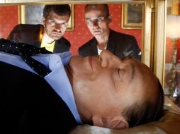 Los autores contemplan su obra, la cual guarda una acre crítica a la figura pública. REUTERS  /