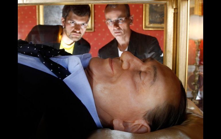 Los autores contemplan su obra, la cual guarda una acre crítica a la figura pública. REUTERS  /