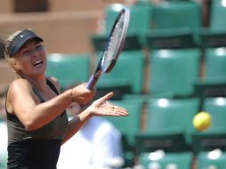 Maria Sharapova devuelve la bola a la rumana Alexandra Cadantu durante el partido de primera ronda del torneo Roland Garros. EFE  /