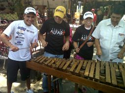 Los púgiles tocaron la marimba con un grupo que amenizaba la explanada del recinto comercial.  /
