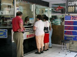 El dólar libre se cotizó hasta en 14.14 pesos por unidad en bancos y casas de cambio del país. ARCHIVO  /