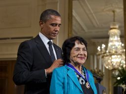 El presidente de EU, Barack Obama, entrega la Medalla de la Libertad a Dolores Huerta. EFE  /
