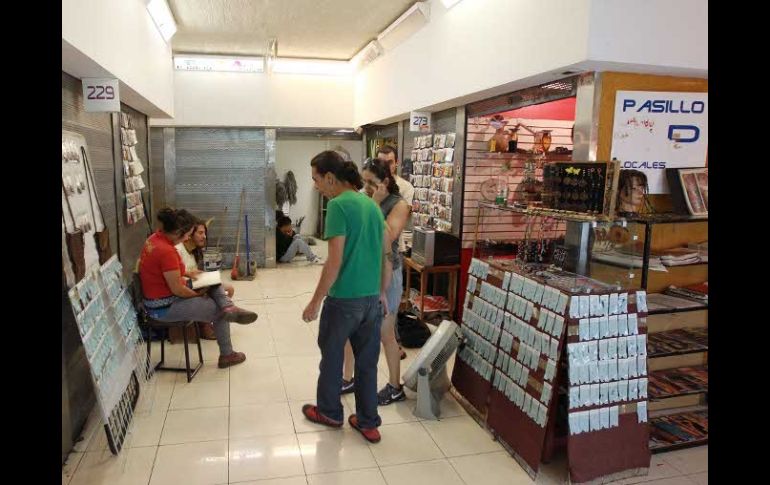 Uno de los locales donde se ponen tatuajes dentro de la Plaza Guadalajara.  /