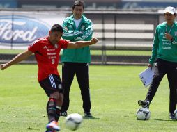 Marco Fabián realiza un disparo durante la práctica del equipo mexicano ante la mirada de Tena y Reyes. MEXSPORT  /