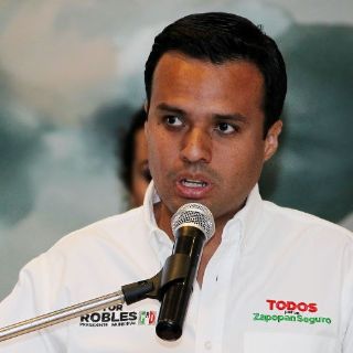 Héctor Robles recorre la colonia Santa Margarita