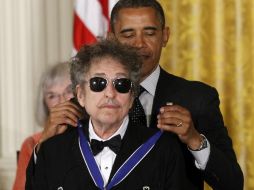 El artista no hizo ningún gesto de aprecio o emoción al recibir la medalla. AP  /