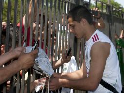 Javier 'Chicharito' Hernández reparte autógrafos en su primer día con la Selección Nacional. MEXSPORT  /