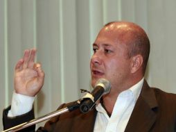 Durante la rueda de prensa, Enrique Alfaro criticó una vez más el derroche de la campaña priista.  /