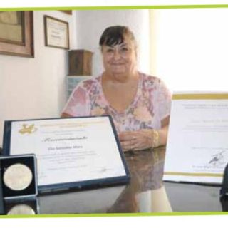 Reconocen trayectoria docente