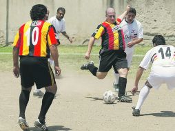 Enrique Alfaro sostuvo ayer un partido de futbol con ex jugadores de la Universidad de Guadalajara. ESPECIAL  /