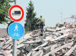 Un rescatista camina sobre las ruinas un edificio en Rovereto sulla, cerca de Módena. REUTERS  /