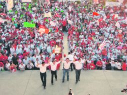 Aristóteles Sandoval visitó ayer la Colonia Jalisco, en Tonalá. ESPECIAL  /