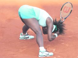 Serena Williams hizo todo tipo de rabietas en su derrota ante la francesa Virginie Razzano por 4-6, 7-6  y 6-3. AFP  /