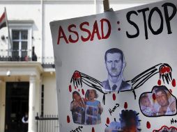 Un cartel anti presidente sirio Bachar al Asad frente a la embajada siria en Londres. EFE  /