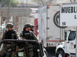 Efectivos de la Secretaría de Marina resguardan la pesadas unidades que transportan el material. NOTIMEX  /