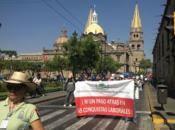 El contingente de unas 100 personas bloquen avenida Hidalgo a la altura del edificio del Legislativo.  /