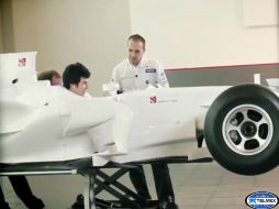 'Checo' muestra la postura que toma el piloto en pro de la aerodinámica del carro.  ESPECIAL  /