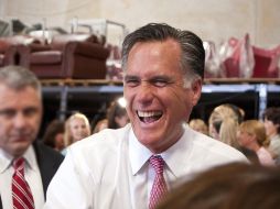 Romney saluda a sus simpatizantes, será declarado candidato presidencial oficial republicano en agosto próximo.  REUTERS  /