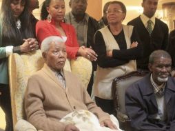 El ex presidente de Sudáfrica, Nelson Mandela, reapareció ante en la celebración del centenario del Congreso Nacional Africano. REUTERS  /