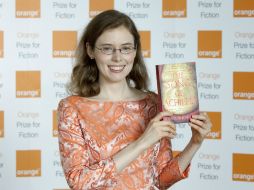 La estadounidense Madeline Miller sosteniendo su libro 'La canción de Aquiles', después de la premiación. REUTERS  /