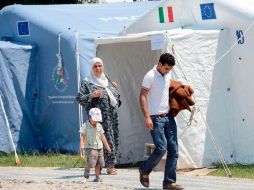Se han montado campamentos  provisionales en campos deportivos, jardines públicos y plazas. EFE  /