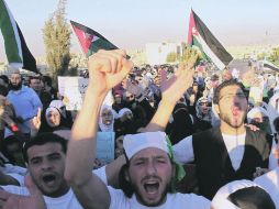 Jordanos y refugiados sirios protestan afuera de la embajada siria en Ammán, contra Bashar al Assad. REUTERS  /