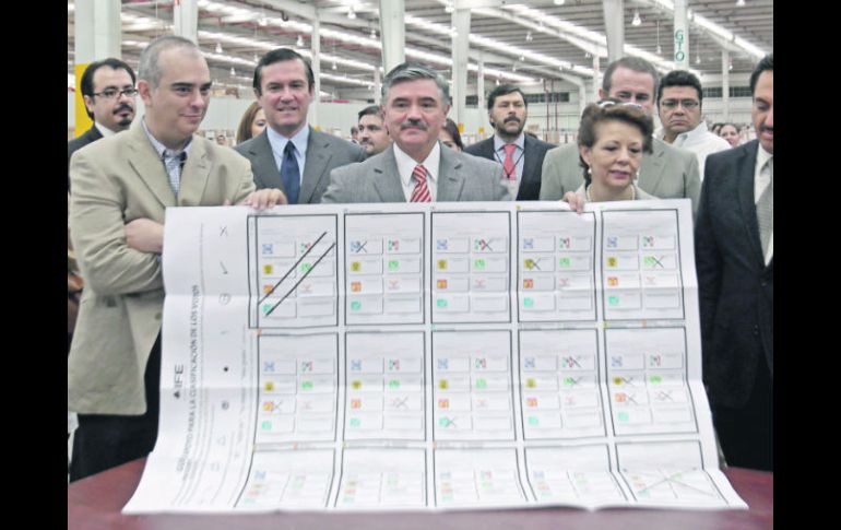 Leonardo Valdés Zurita (centro), presidente del IFE, muestra las planillas que serán distribuidas. EL UNIVERSAL  /