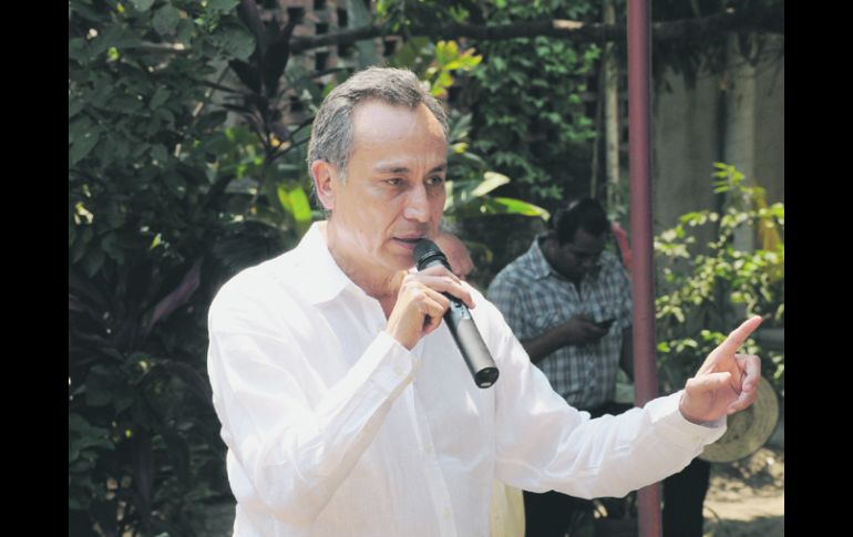 Fernando Garza realizó ayer un recorrido por la Colonia Las Huertas, en Tlaquepaque. ESPECIAL  /