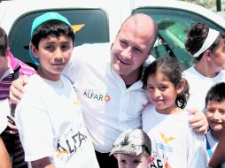 Durante el lanzamiento de su campaña ''Huele a cambio'', varios simpatizantes se tomaron la foto con Enrique Alfaro.  /
