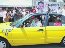 Aristóteles Sandoval se reunió ayer con taxistas, a quienes prometió eliminar las unidades ''pirata''. ESPECIAL  /