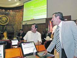 Los legisladores priistas Salvador Arellano y Jesús Casillas, ayer en el recinto legislativo.  /
