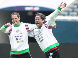 Javier Hernández y Giovani dos Santos bromean durante la práctica ayer en Chicago, de cara al juego de hoy. MEXSPORT  /