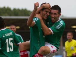 Raúl Jiménez y Héctor Herrera, quienes se hicieron presentes en el marcador, festejan el pase a la final. MEXSPORT  /