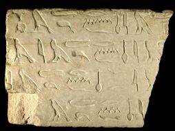 Fotografía cedida por el Ministerio egipcio de Antigüedades muestra una de los ocho piezas. EFE  /