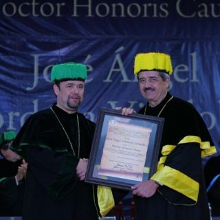 Córdova Villalobos recibe doctorado Honoris Causa por Universidad de Chiapas