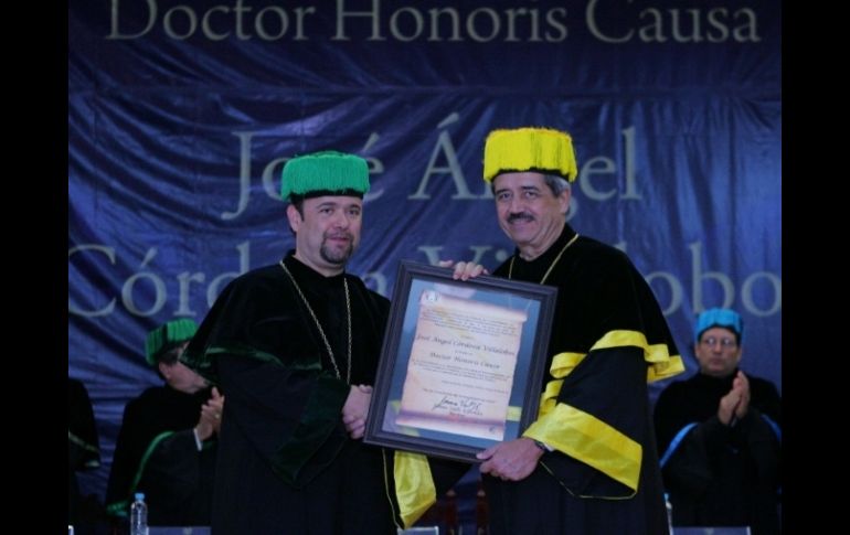 El rector Jaime Valls Esponda (izq), impuso las insignias al titular de la SEP, José Ángel Córdova (der). ESPECIAL  /