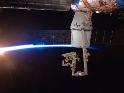 La cápsula Dragon todavía sujeta por el brazo Canadarm2 a punto de iniciar el regreso. AP  /