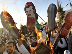 Manifestantes protestan por la matanza en Houla, de 100 personas fueron masacradas.  REUTERS  /