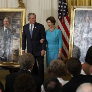 Obama devela retrato oficial de George W. Bush y su esposa