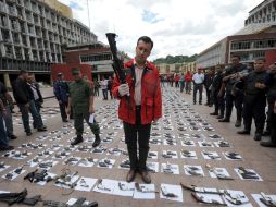 El ministro de Interior y Justicia de Venezuela, Tareck El Aissami, en exhibición de armas ilegales para ser destruidas. AFP  /