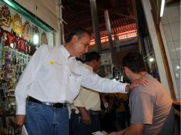 El aspiranto perredista a la gubernatura prometió reactivar la economía de Talpa de Allende. ESPECIAL  /