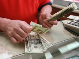 El precio del billete verde superó las previsiones de grupos financieros, que lo ubicaban entre los 14.20 y 14.33 pesos a la venta.  /