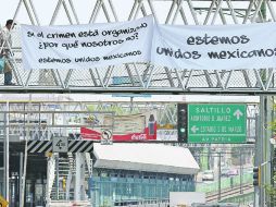 Las mantas que han aparecido en el país con mensajes del crimen organizado merecieron ayer una réplica de tapatíos.  /