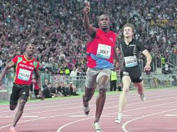 El atleta de Jamaica Usain Bolt (centro) celebra su victoria hoy, tras vencer a Kim Collins (izq.), de Saint Kitts y Nevis. EFE  /
