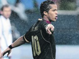 Giovani dos Santos celebra su gol, con el cual México se puso adelante en el marcador. MEXSPORT  /